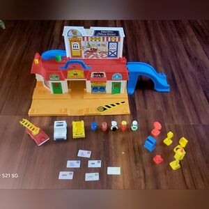 EUC Vintage Fisher-Price Main Street 2500 Playset City